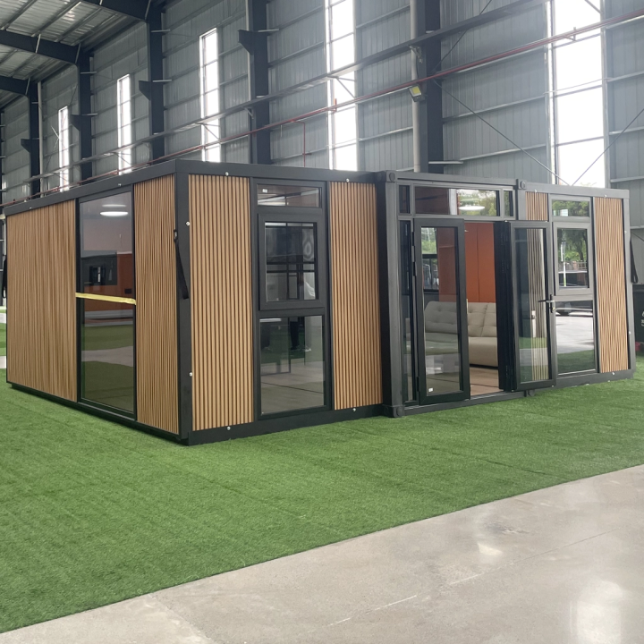 Casa Contenedor Expandible Efecto Madera con Grandes Ventanales