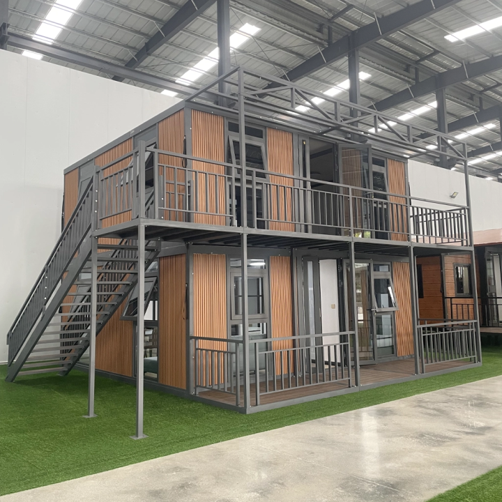 Zweigeschossiges Containerhaus mit Außentreppe & Glaswand