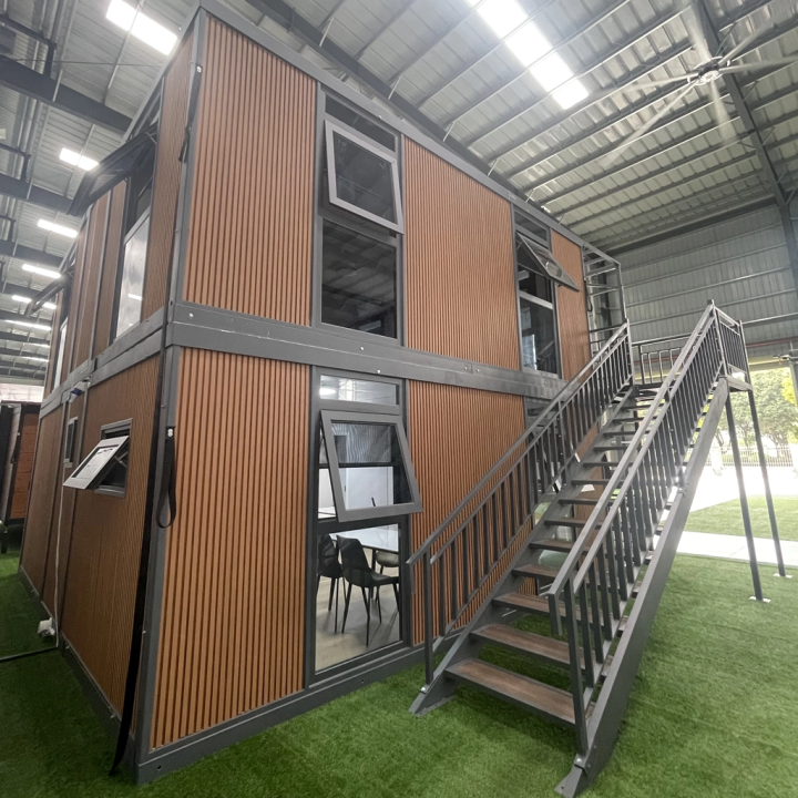 Casa Container Expansível 2 Andares com Escada Externa e Vidro