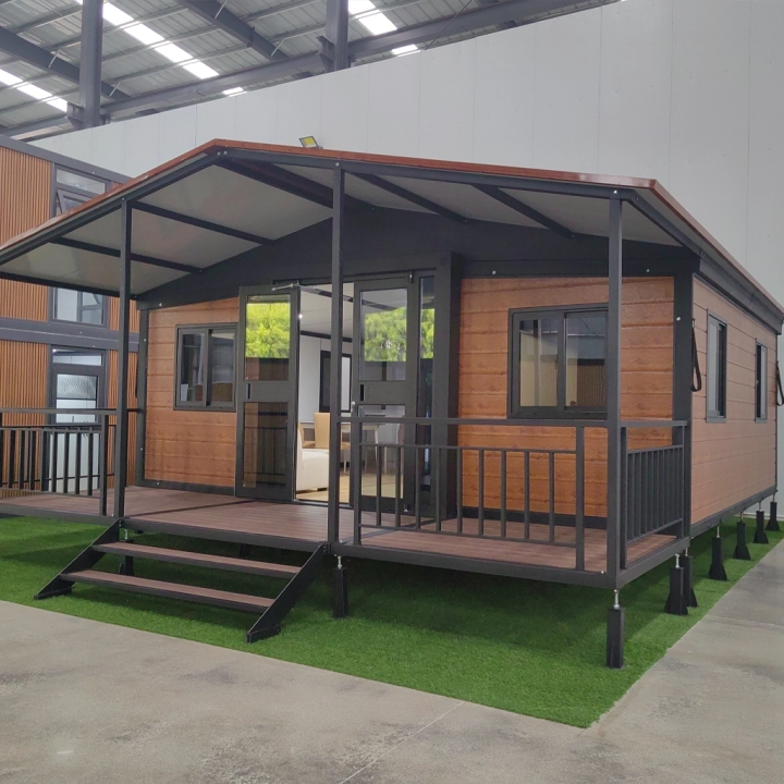 Chalé Container Telhado Duas Águas | Acabamento Amadeirado & Deck WPC